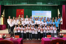 Trung đoàn 151, Vùng 1 Hải quân nhận đỡ đầu con ngư dân có hoàn cảnh khó khăn