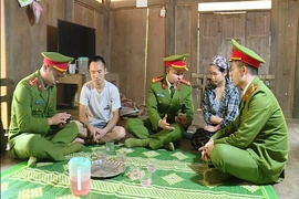 Đưa VNeID lên non cao: Khi cán bộ Công an “đi từng ngõ, gõ từng nhà”