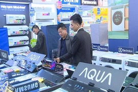 Kích cầu tiêu dùng thúc đẩy tăng trưởng&nbsp;dịch vụ thương mại