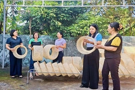 Nghề đan chao đèn lồng tăng thu nhập cho phụ nữ nông thôn