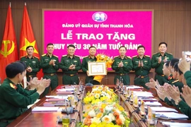 Đảng ủy Quân sự tỉnh Thanh Hóa trao tặng Huy hiệu 30 năm tuổi Đảng