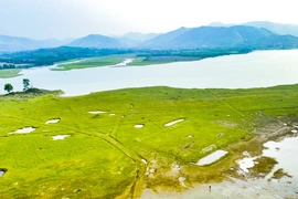 Hồ Yên Mỹ - “viên ngọc xanh” thức giấc