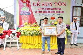 Xã Lưu Vệ trao bằng “Tổ quốc ghi công” cho Liệt sĩ Phạm Văn Phòng