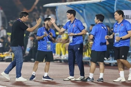 Trợ lý người Hàn Quốc bất ngờ chia tay ĐT Việt Nam; Leicester City đối mặt kịch bản rớt hạng Championship