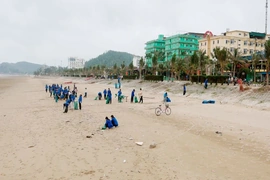 Phường Tĩnh Gia ra quân tổng vệ sinh môi trường tại Khu du lịch biển Hải Hòa