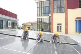 Nắng nóng dự báo kéo dài, điện mặt trời áp mái “lên ngôi”