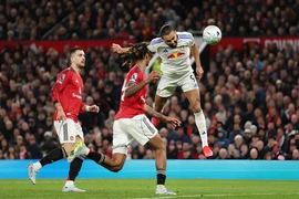 Man Utd thua sốc Leeds tại Old Trafford sau 45 năm; Đoàn Văn Hậu bị treo giò