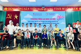 Agribank Nam Thanh Hóa trao tặng xe lăn và quà cho người khuyết tật