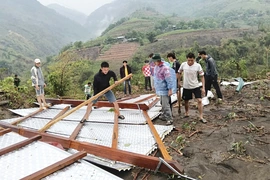 Dông lốc gây tốc mái nhà của người dân xã Mường Lý