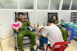 2 cán bộ Cảnh sát cơ động hiến máu kịp thời cứu bệnh nhân qua cơn nguy kịch