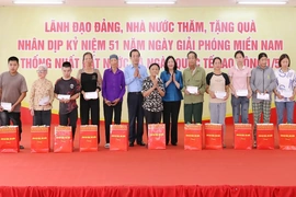 Chủ tịch Ủy ban Trung ương MTTQ Việt Nam Bùi Thị Minh Hoài và lãnh đạo tỉnh Thanh Hóa trao quà cho gia đình chính sách, người nghèo và công nhân lao động khó khăn
