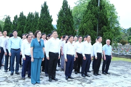 Phó Chủ tịch Quốc hội Nguyễn Doãn Anh dâng hương tưởng niệm các anh hùng liệt sĩ tại Nghĩa trang Liệt sĩ Quốc tế Đồng Tâm