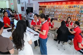 Nhà mạng túc trực xuyên lễ hỗ trợ khách hàng xác thực thông tin thuê bao