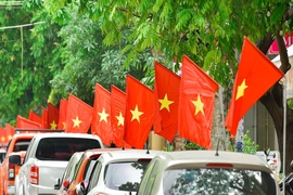 Phố phường rực rỡ cờ hoa mừng đại lễ 30/4 - 1/5