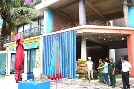 Ra quân cưỡng chế toàn bộ các quán, ki-ốt bán hàng rong trên tuyến bờ biển Flamingo