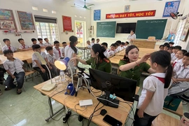 Những “bóng hồng thép” lặng thầm đi qua từng ngõ nhỏ
