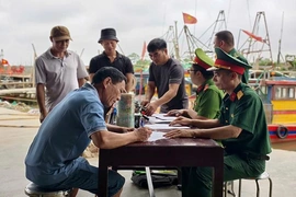 “Đi từng ngõ, gõ từng nhà” vận động thu hồi vũ khí, vật liệu nổ
