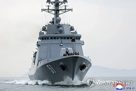 Triều Tiên tăng tốc hiện đại hóa quân đội, nhà lãnh đạo Kim Jong-un thị sát tàu khu trục và pháo tầm xa mới