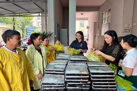 Ấm tình người nơi hành lang bệnh viện