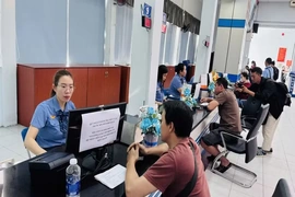Hành khách đi tàu tự làm thủ tục đổi vé trực tuyến mà không cần ra ga