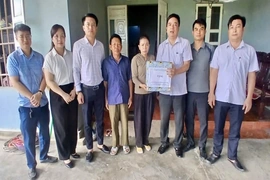 Thăm, tặng quà gia đình nạn nhân bị tai nạn lao động