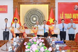 Trao tặng Huy hiệu Đảng cho các đồng chí lãnh đạo, nguyên lãnh đạo tỉnh