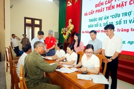 Hội Chữ thập đỏ&nbsp;cấp phát tiền mặt hỗ trợ người dân bị ảnh hưởng thiên tai