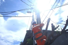 Nỗ lực của người thợ điện xứ Thanh trong nắng nóng cao điểm
