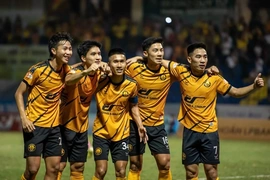 CLB Thanh Hóa tiếp tục bị FIFA cấm chuyển nhượng lần thứ 5 trong năm 2026; Carrick chính thức được bổ nhiệm làm HLV trưởng MU