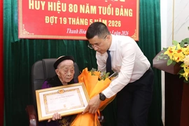 Trao Huy hiệu 80 năm tuổi Đảng tặng đảng viên Đồng Thị Đài