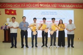 Khen thưởng 2 học sinh đoạt thành tích tại Kỳ thi Olympic Vật lí châu Á năm 2026
