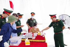 Lấy mẫu sinh phẩm 19 hài cốt liệt sĩ để xác định danh tính