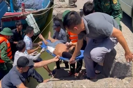 Lực lượng Biên phòng kịp thời cứu hộ ngư dân bị tai nạn lao động trên biển