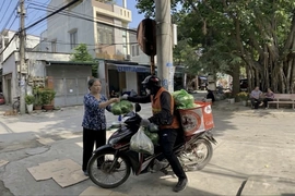 Nắng gay gắt và “bài toán sức bền” của shipper, tài xế công nghệ