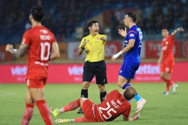 VFF đình chỉ trọng tài thổi phạt đền sai lầm tại V.League; Crystal Palace lên ngôi vô địch Conference League