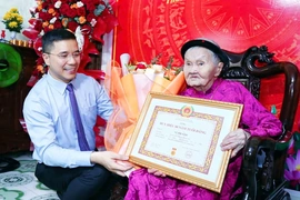 Trao tặng Huy hiệu 80 năm tuổi Đảng cho đảng viên  Vũ Thị Xâm
