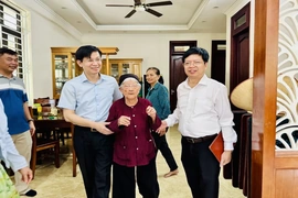 Khám sức khỏe, tặng quà Mẹ Việt Nam anh hùng Phan Thị Bùi