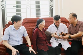 Thăm và khám sức khỏe cho Mẹ Việt Nam anh hùng Phan Thị Bùi