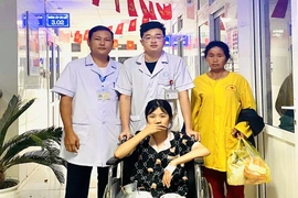 Xe cứu thương đưa một bệnh nhân đến điểm thi vào lớp 10