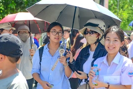 Đội nắng chờ con thi, phụ huynh vỡ òa khi thấy nụ cười của sĩ tử