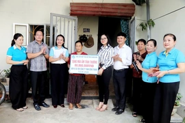Hội LHPN tỉnh trao kinh phí hỗ trợ xây dựng “Mái ấm tình thương” tại xã Hậu Lộc<!--TgQPHd|[]--> <!--TgQPHd|[]-->