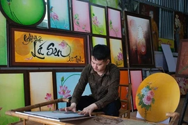 Chơi tranh lá sen, thắp đèn gân lá
