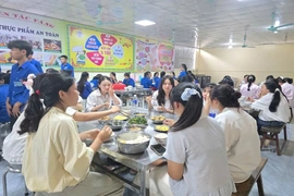 Ngôi trường trở thành điểm ăn nghỉ miễn phí cho sĩ tử vùng biên