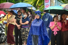 Phụ huynh Thanh Hóa đội mưa đón thí sinh hoàn thành môn Ngữ văn