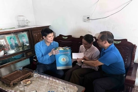 Phó Chủ tịch Thường trực Tổng LĐLĐ Việt Nam thăm, tặng quà công nhân lao động tại Thanh Hóa