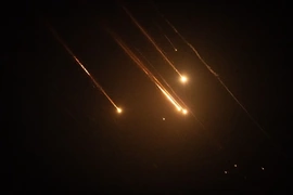 Nhóm Houthi tuyên bố phóng tên lửa vào Israel, cấm tàu liên quan đến Israel hoạt động trên Biển Đỏ