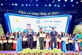 Thầy giáo “Quân hàm xanh”&nbsp;mang ánh sáng về cho dân bản