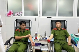 Hai chiến sĩ cảnh sát cơ động hiến máu khẩn cấp cứu người qua cơn nguy kịch
