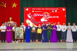Trao di ảnh phục chế tặng thân nhân gia đình liệt sĩ