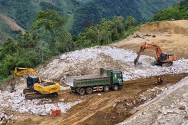 Giúp người dân bản Trung Thắng yên tâm trước mùa mưa lũ